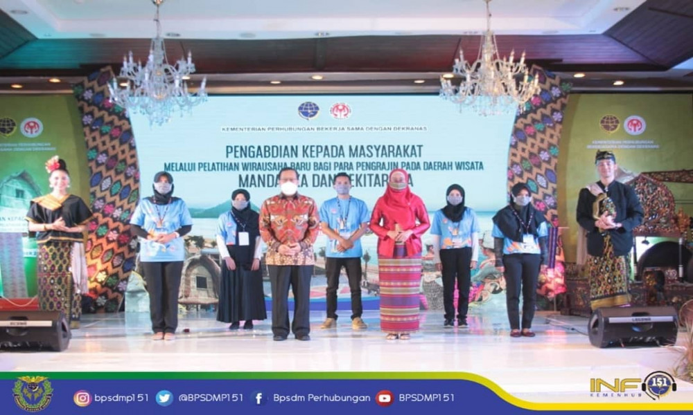 Kepala BPSDMP Bapak Sugihardjo membuka kegiatan pengabdian kepada masyarakat melalui pelatihan wirausaha baru bagi pengrajin di daerah wisata Mandalika