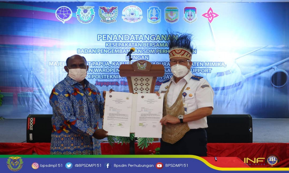 Kepala BPSDMP Bapak Sugihardjo menandatangani kesepakatan kerja sama dengan Pemerintah Kabupaten Mimika, Pemerintah Kabupaten Jayapura