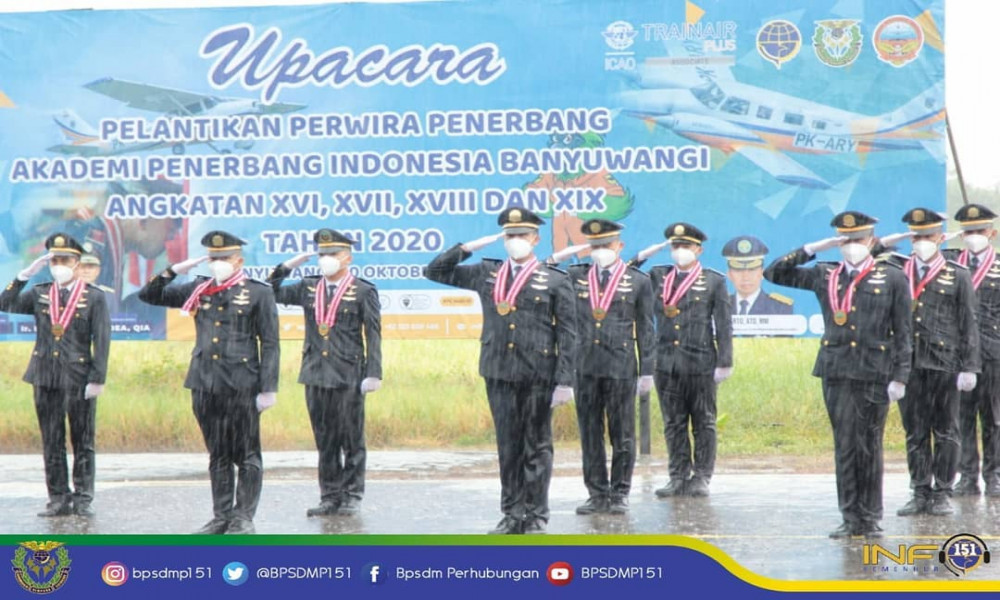 Meskipun dilanda hujan deras Kepala BPSDM Perhubungan, Bapak Sugihardjo mewisuda 32 orang perwira penerbang program non diploma angkatan XVI, XVII, XVIII dan XIX Akademi Penerbang Indonesia (API) Banyuwangi